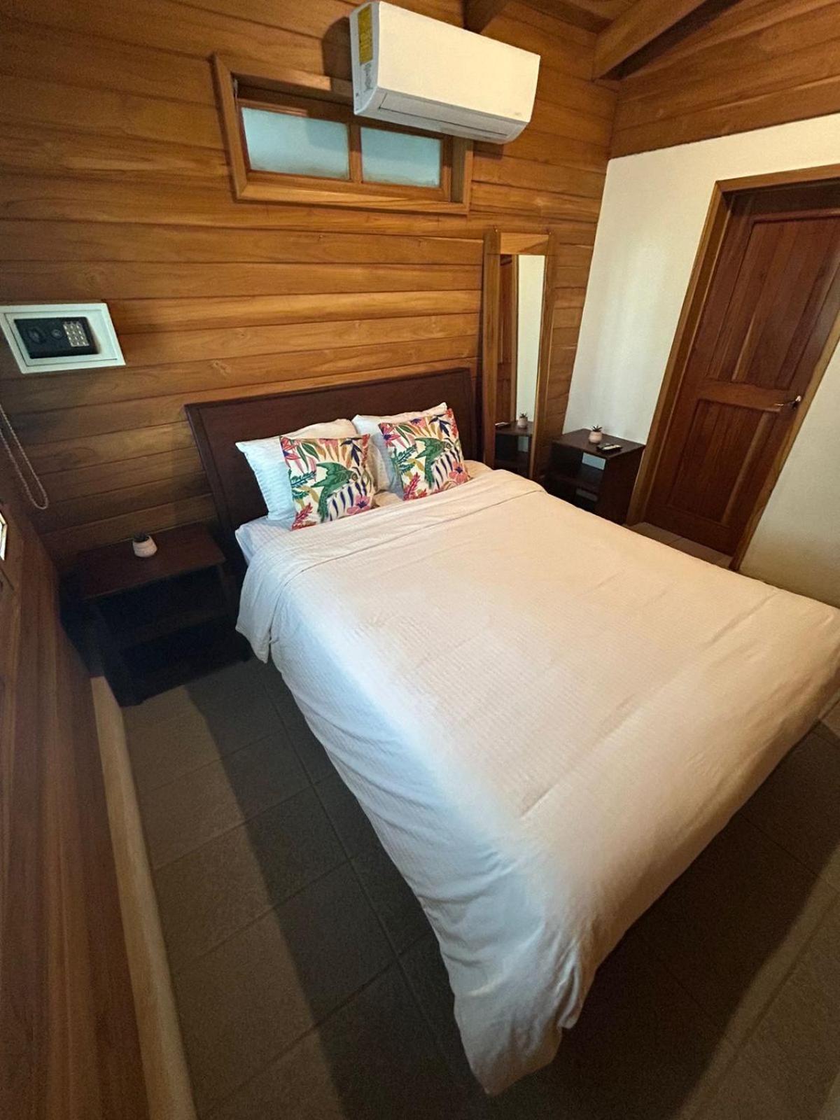 Casa Aura: Beachfront Premium Hostel Tamarindo Luaran gambar